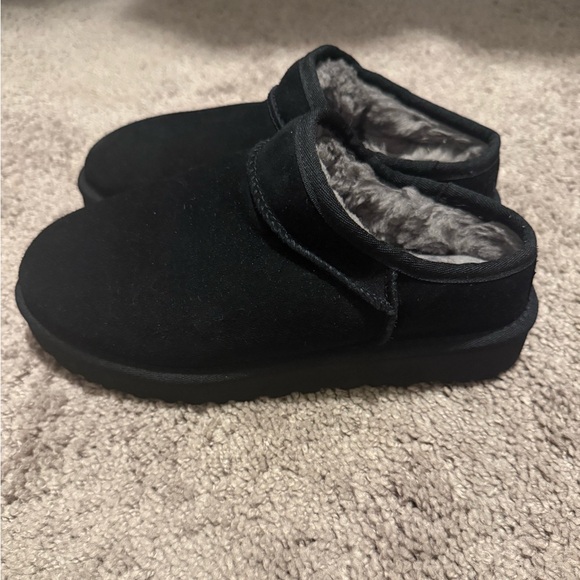Authentic Black UGG Classic Slipper - Picture 3 of 6